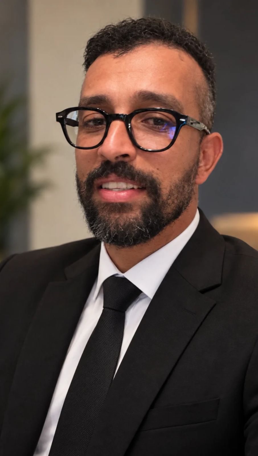 Portrait d'un membre de l'équipe Altora Digital à lunettes